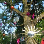 AOA 2016 03 2016 Decoreren van een boom op Amsterdam Open Air festival